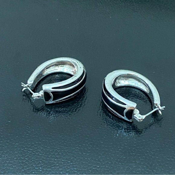 Vintage MONET Signed Black Enamel Silver-tone Hoop Earrings - Picture 7 of 15